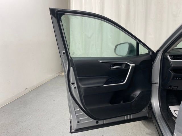Used 2020 Toyota RAV4 XLE w/ Convenience Package image 26