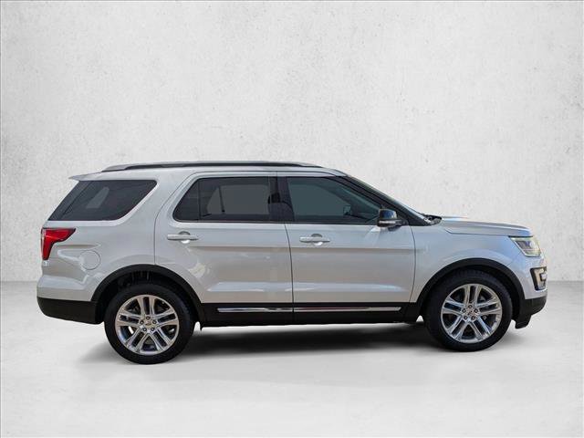Used 2016 Ford Explorer XLT w/ Equipment Group 202A FWD image 4