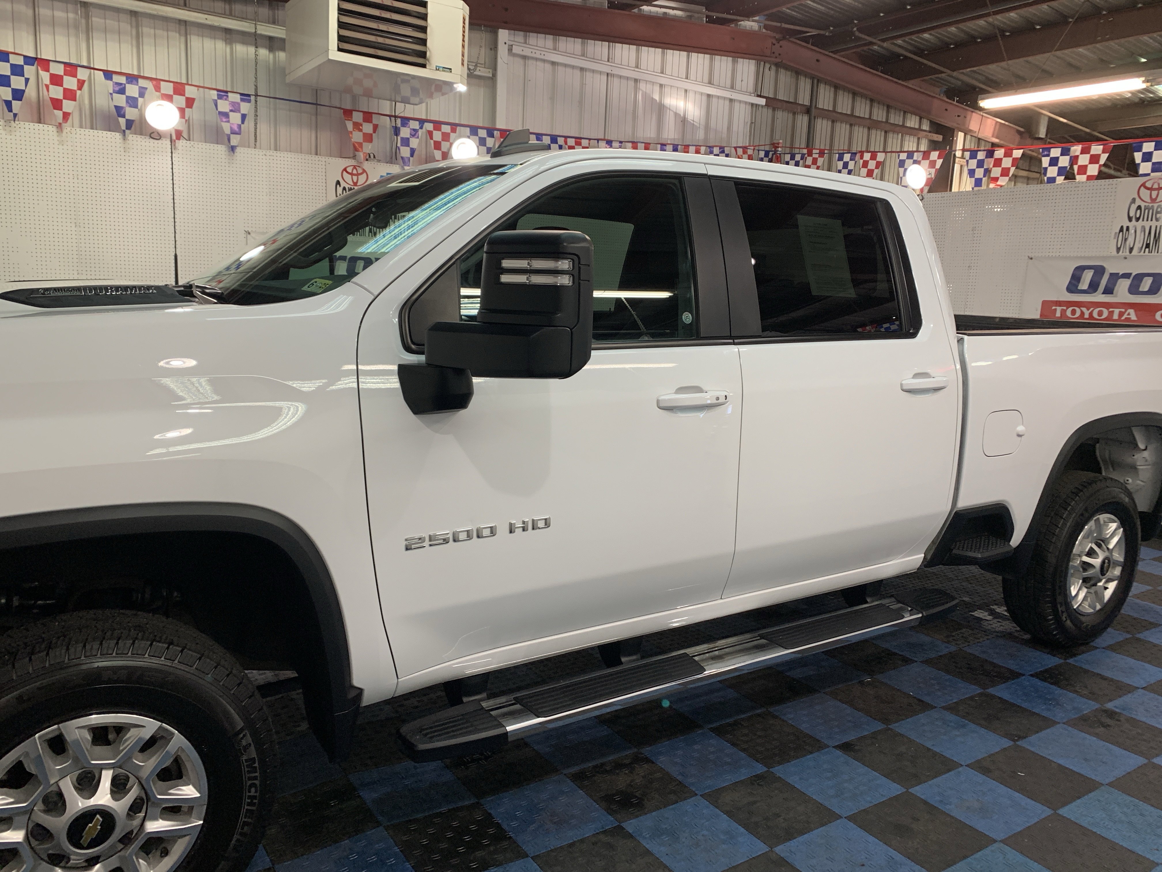 Used 2024 Chevrolet Silverado 2500 LT AWD/4WD image 2