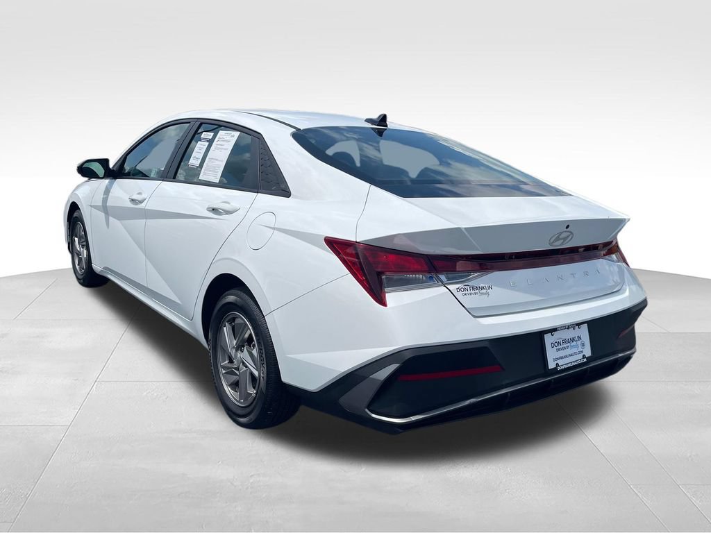 Used 2025 Hyundai Elantra SE FWD image 3