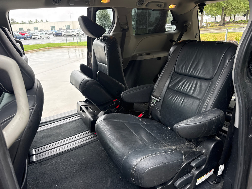 Used 2017 Toyota Sienna SE w/ SE Preferred Package FWD image 31