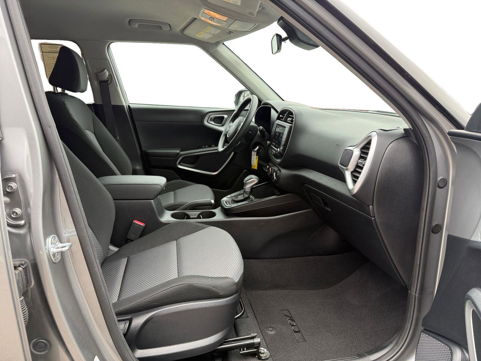 Used 2025 Kia Soul LX w/ LX Technology Package FWD image 24