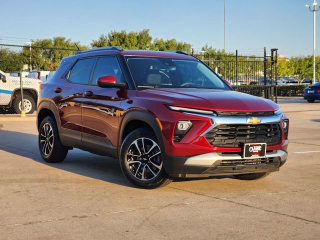 Used 2025 Chevrolet TrailBlazer LT w/ Driver Confidence Package FWD image 2
