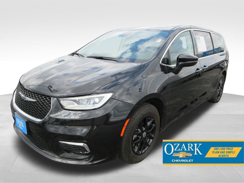 Used 2023 Chrysler Pacifica Touring-L image 1