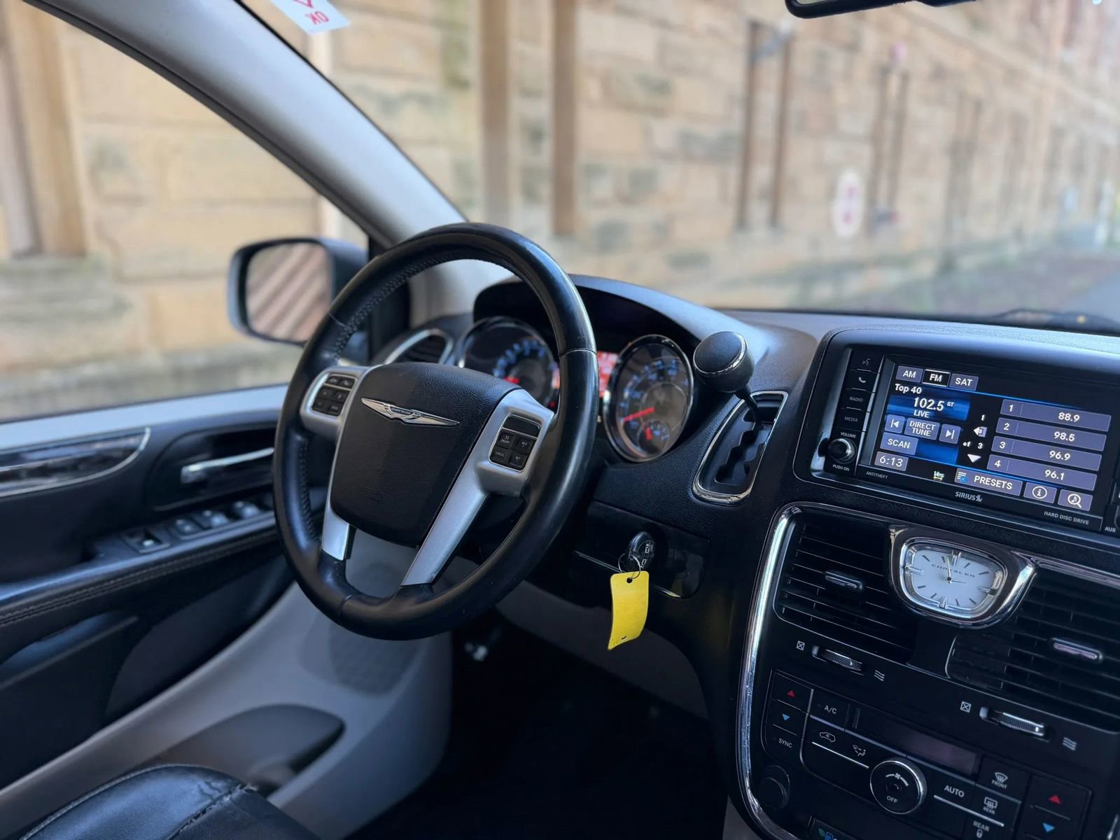 Used 2015 Chrysler Town & Country Touring FWD image 11