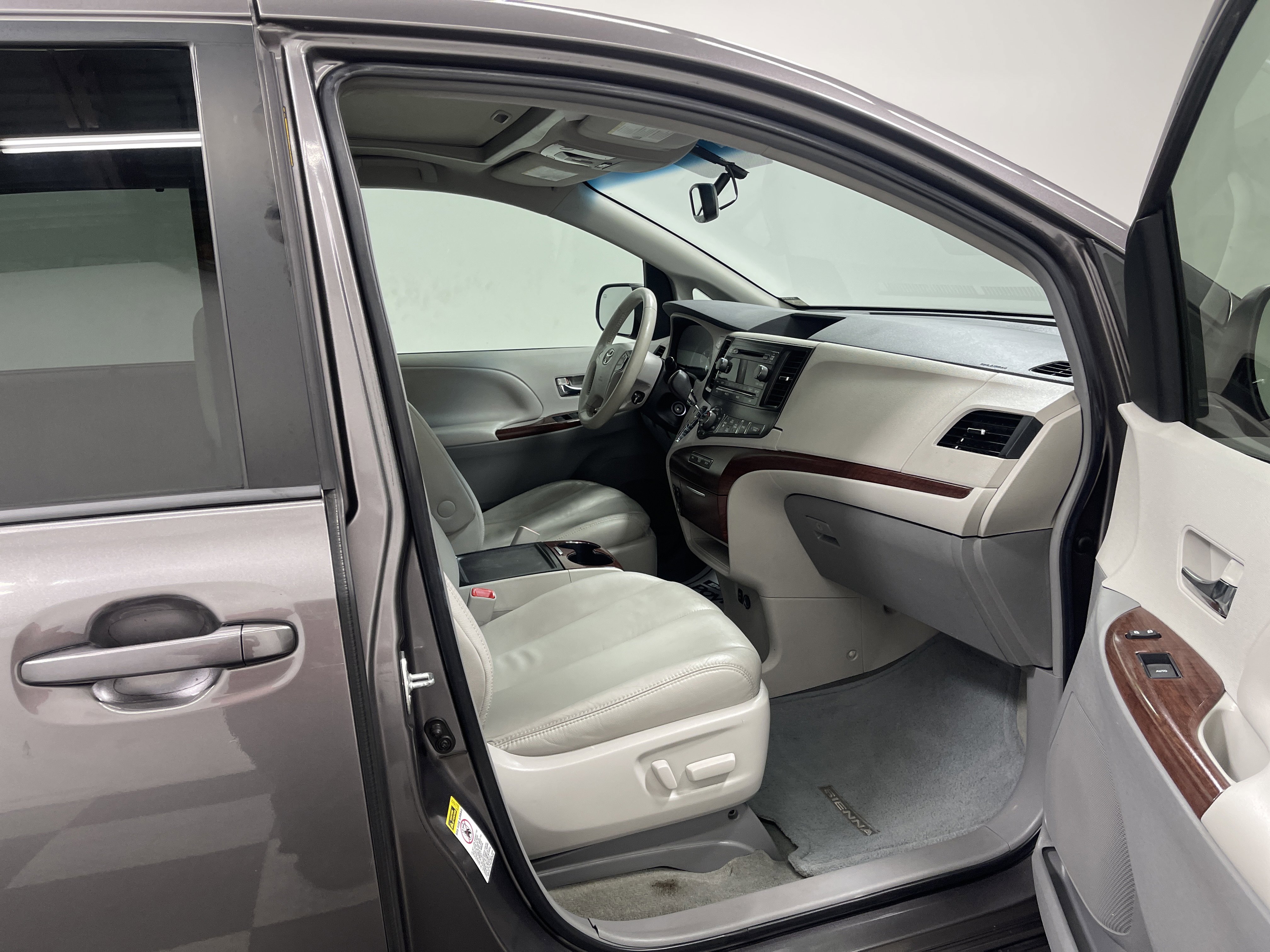 Used 2014 Toyota Sienna XLE image 23