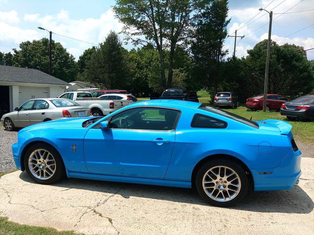Used 2013 Ford Mustang Premium RWD image 3