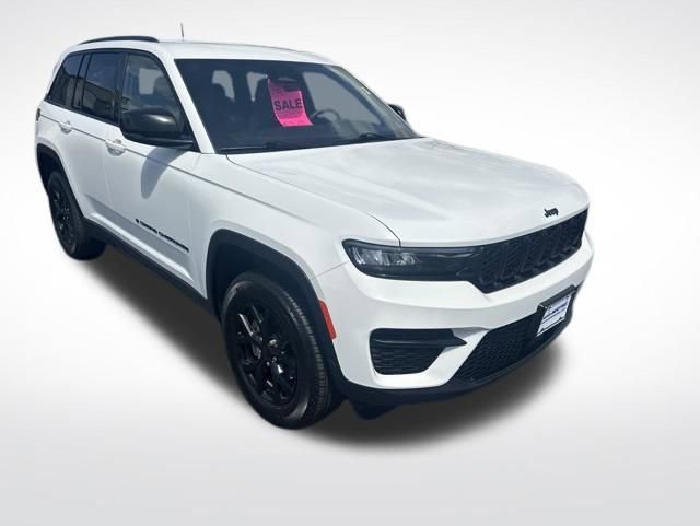 Used 2025 Jeep Grand Cherokee Altitude AWD/4WD image 7