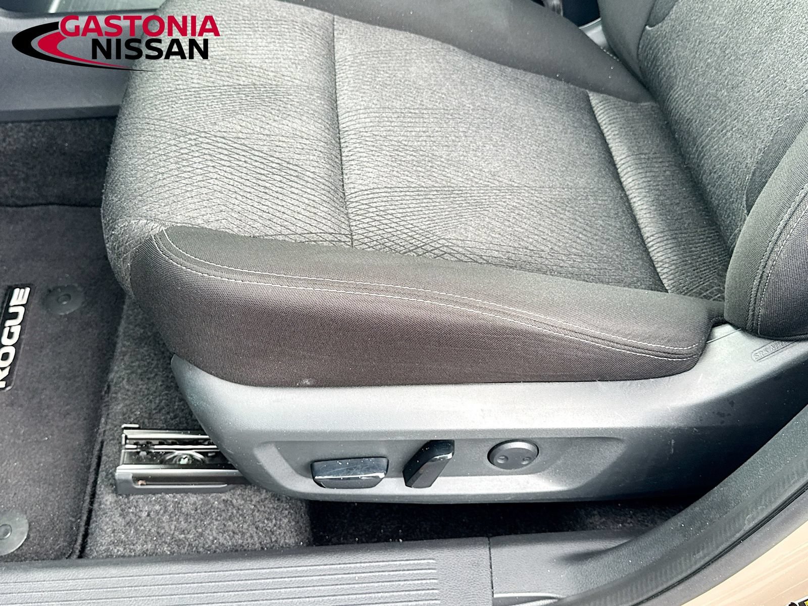 Used 2025 Nissan Rogue SV FWD image 25