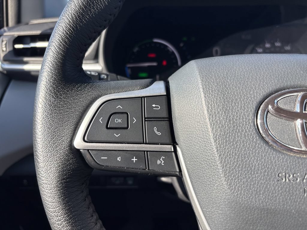 Used 2025 Toyota Sienna XLE FWD image 25