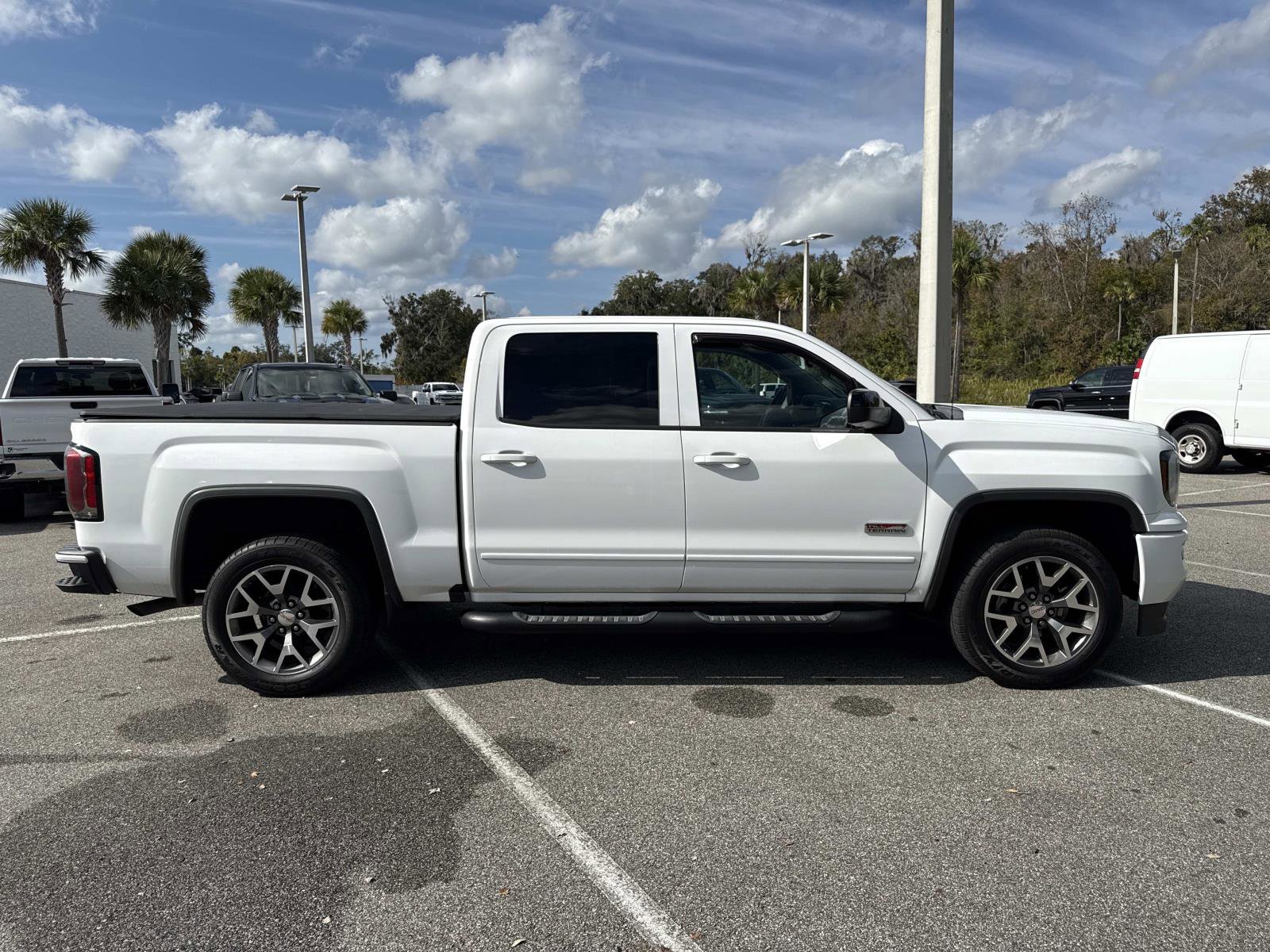 Used 2017 GMC Sierra 1500 SLT image 2