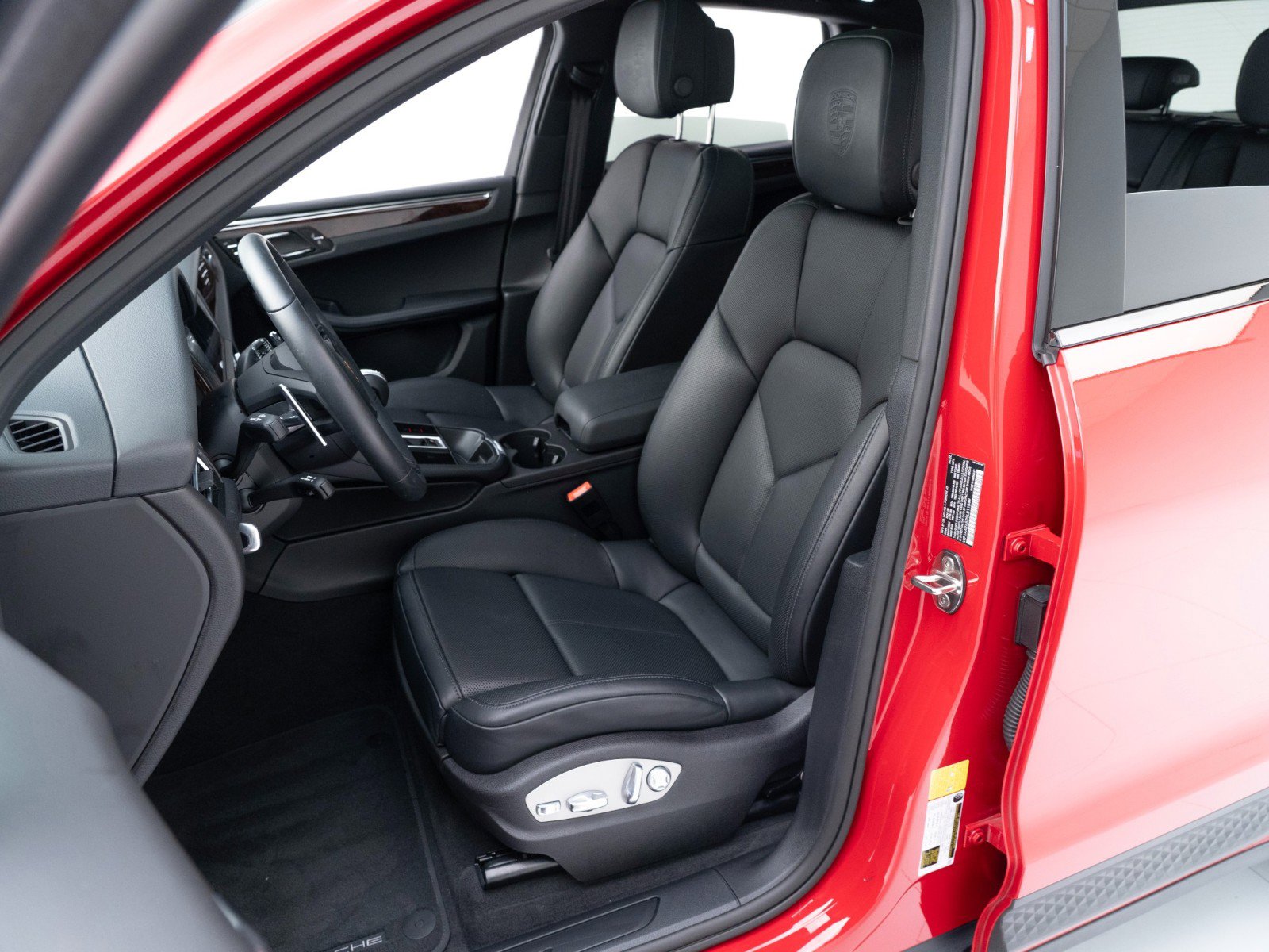 Certified 2025 Porsche Macan image 5