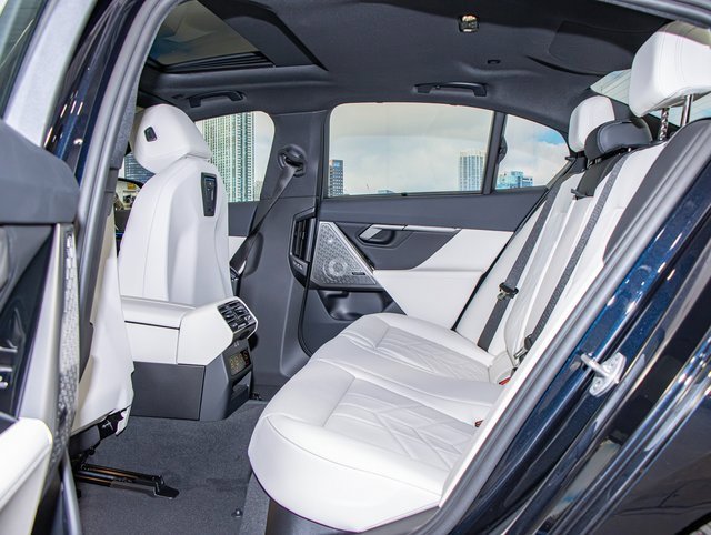 Used 2025 BMW i5 M60 w/ Premium Package image 22