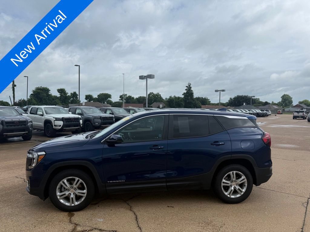 Used 2022 GMC Terrain SLE FWD image 2