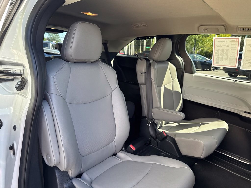 Certified 2026 Toyota Sienna XLE FWD image 32