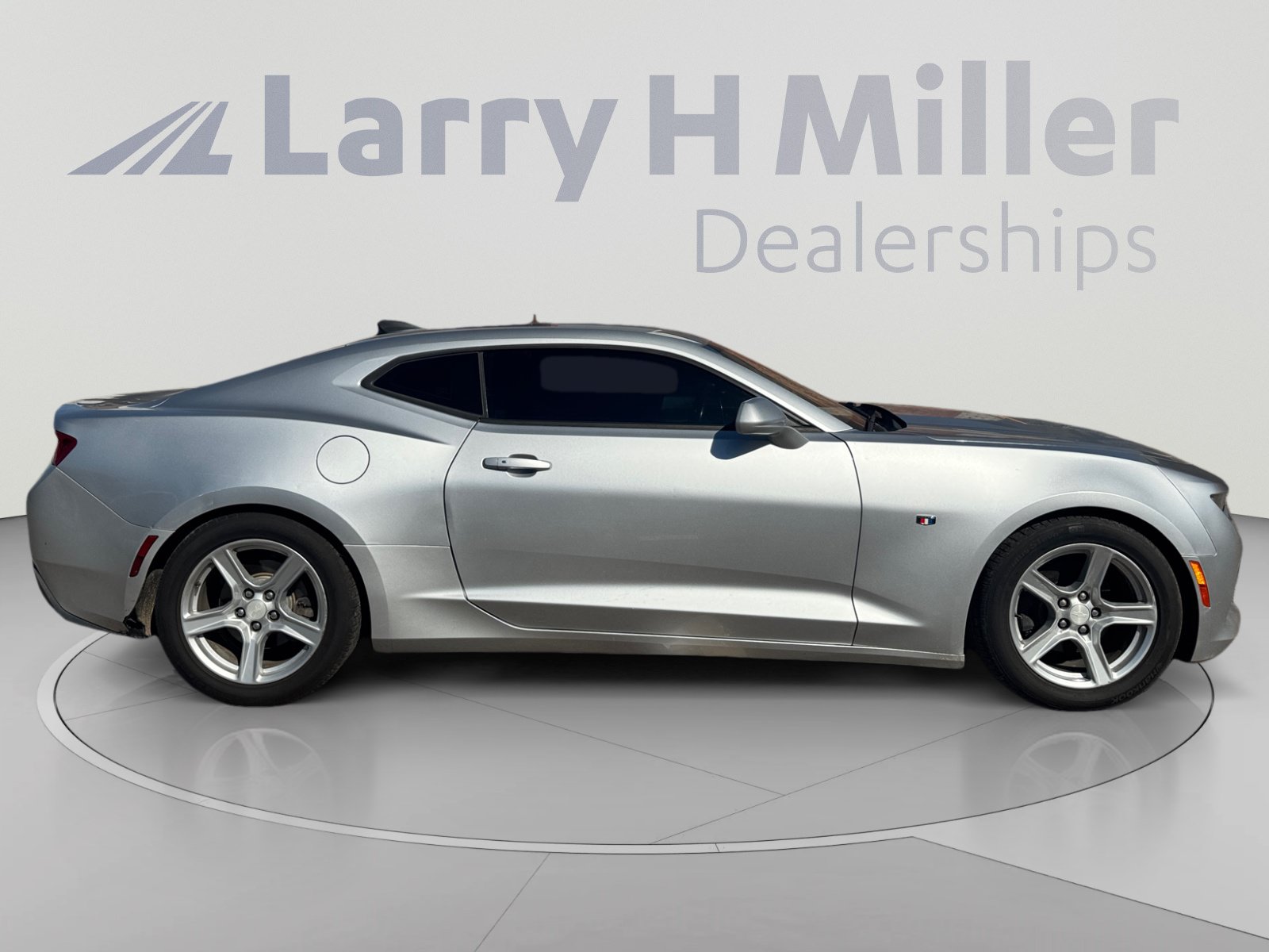 Used 2018 Chevrolet Camaro LT RWD image 6