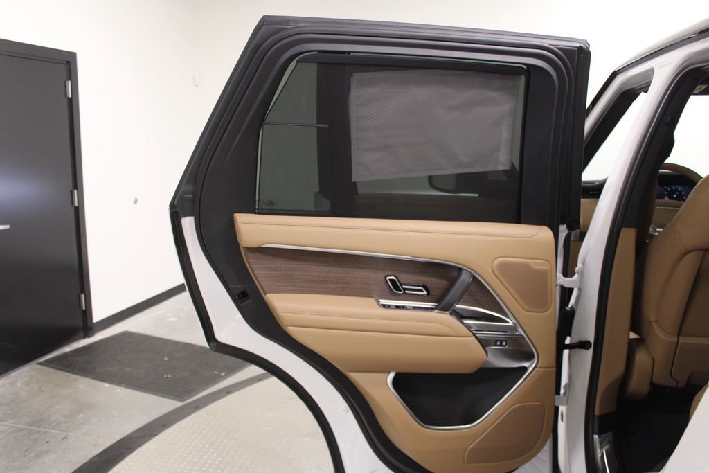 Used 2025 Land Rover Range Rover SE image 35