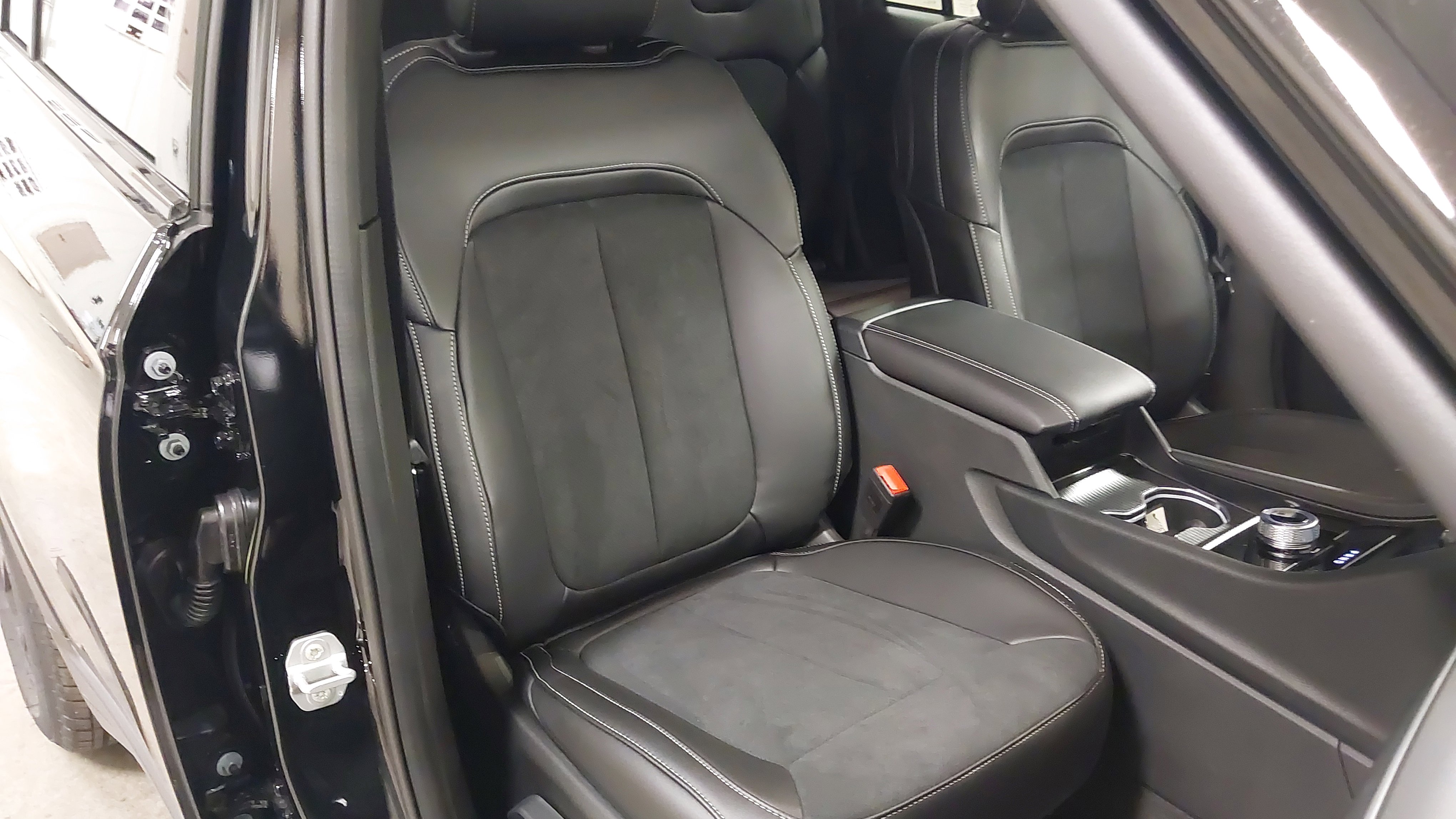 New 2025 Jeep Grand Cherokee Altitude image 28