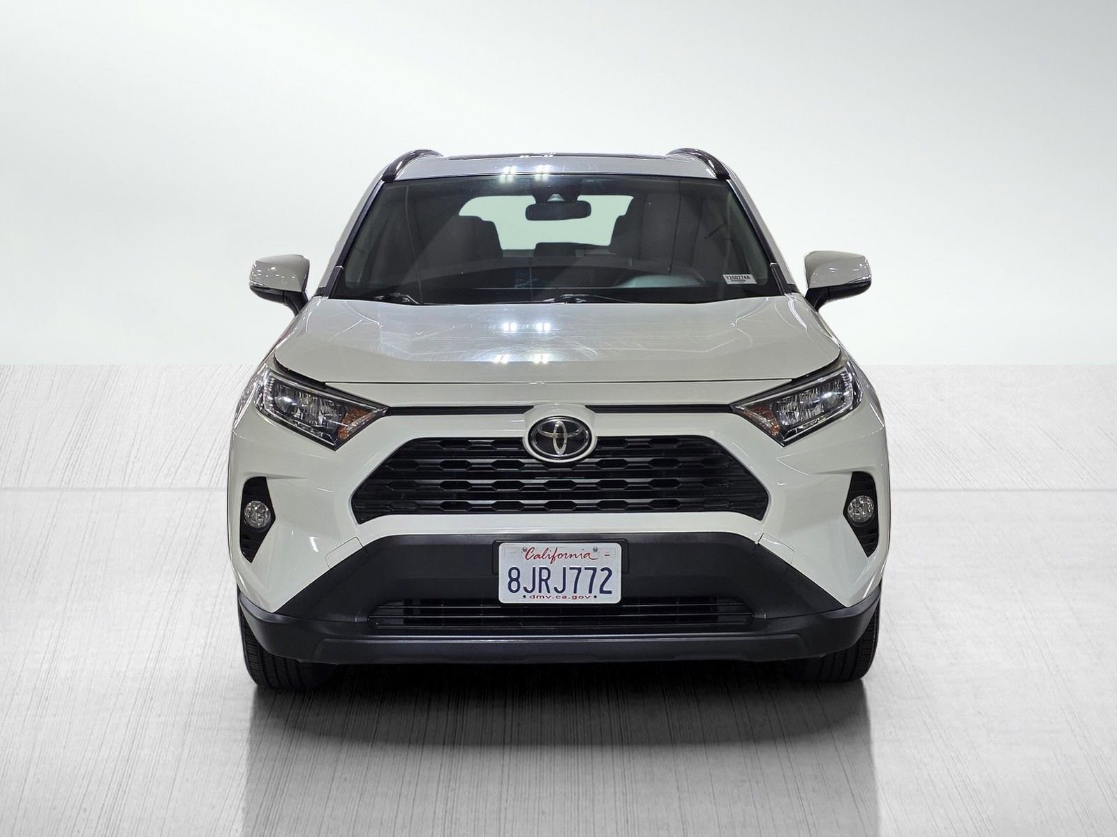 Used 2019 Toyota RAV4 XLE FWD image 2