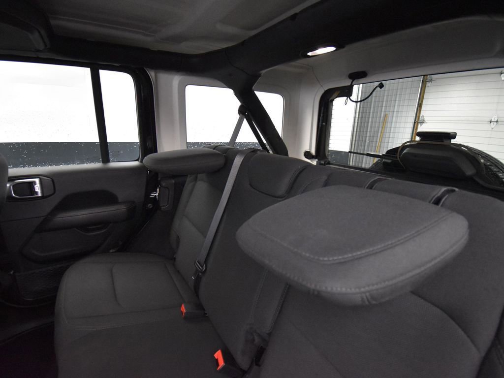 Used 2019 Jeep Wrangler Unlimited Sahara image 11