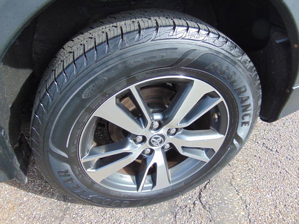 Used 2018 Toyota RAV4 XLE w/ Plus Extra Value Package image 28