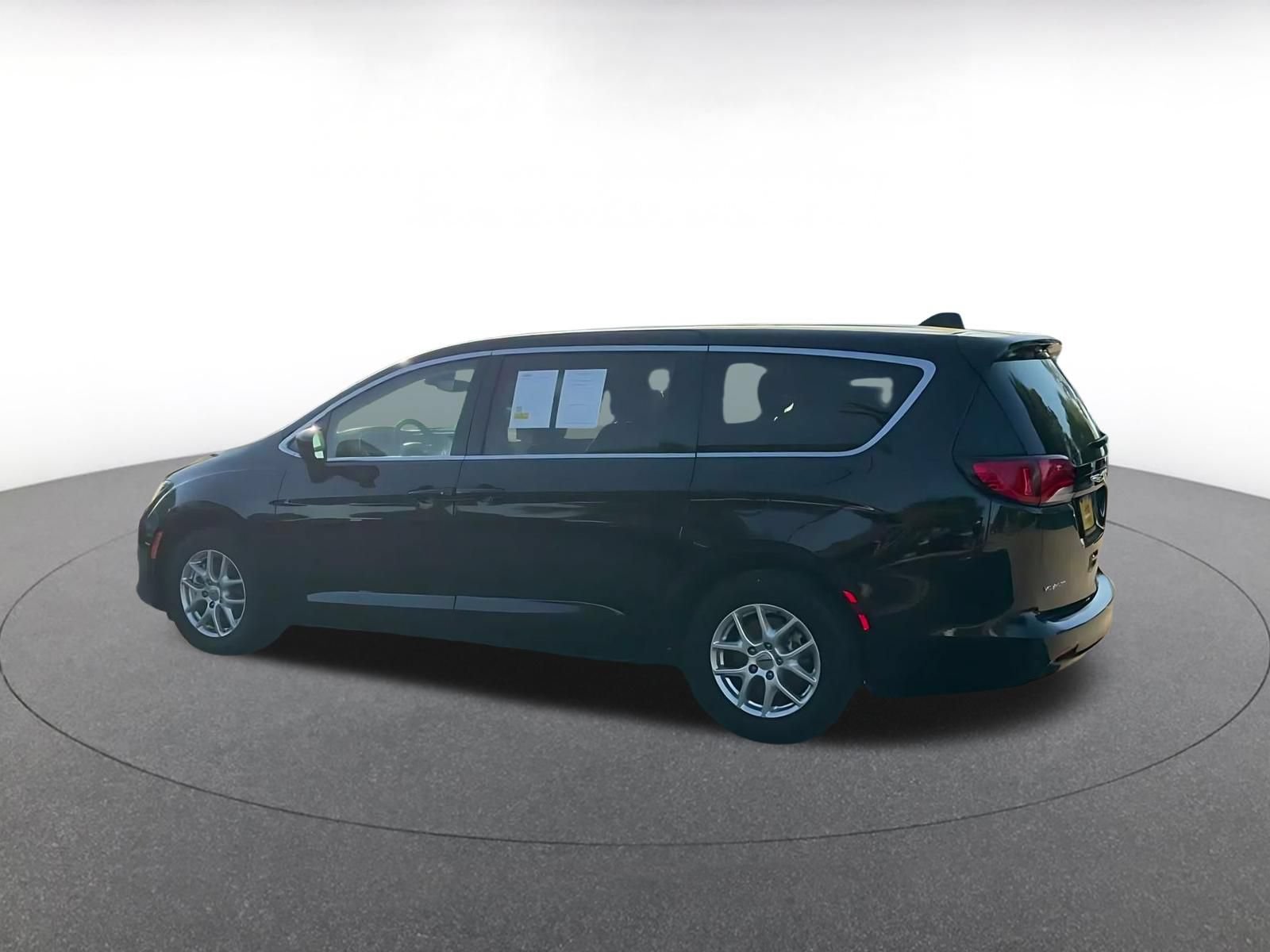 Used 2024 Chrysler Voyager LX FWD image 9