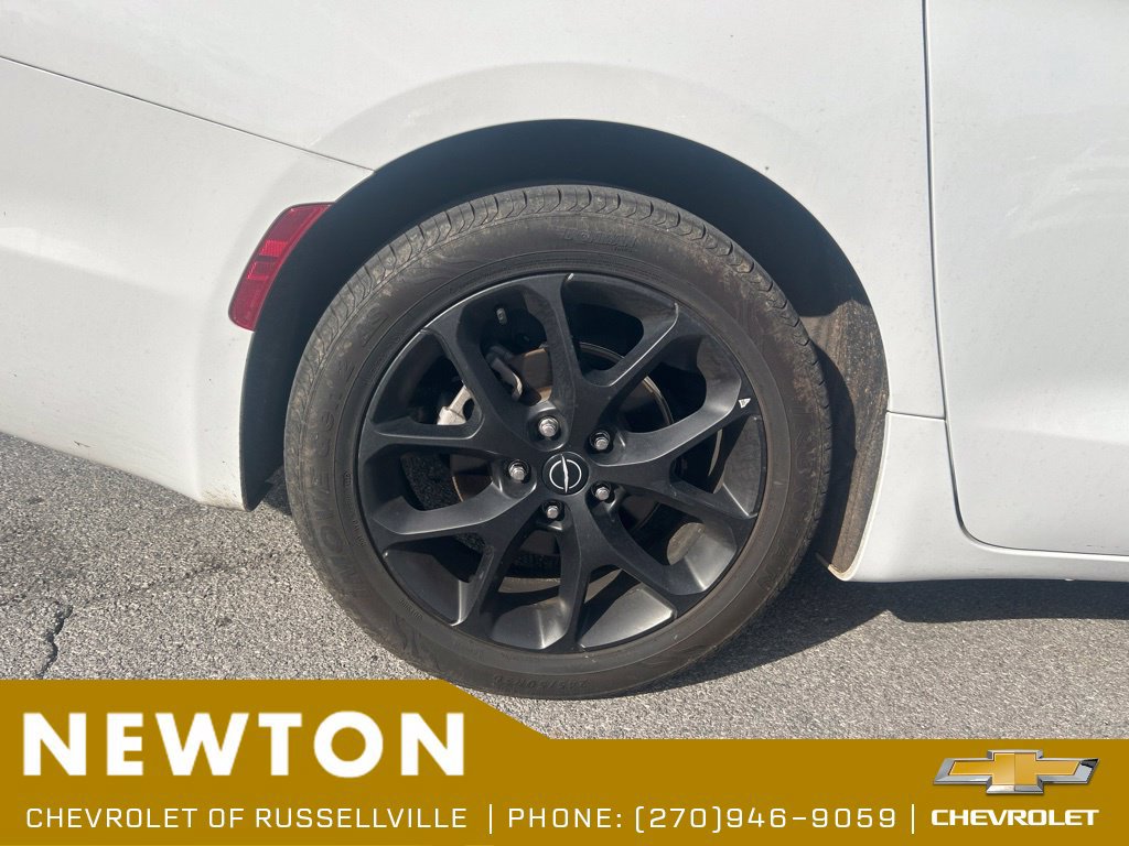 Used 2025 Chrysler Pacifica Limited FWD image 18
