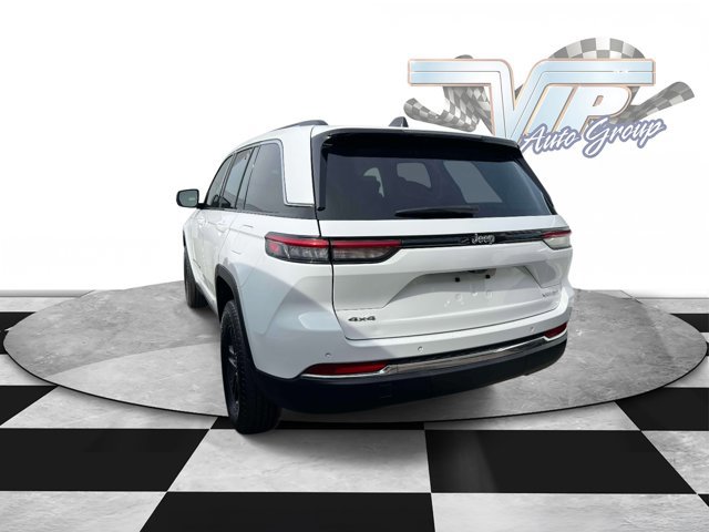 Used 2023 Jeep Grand Cherokee Laredo image 4