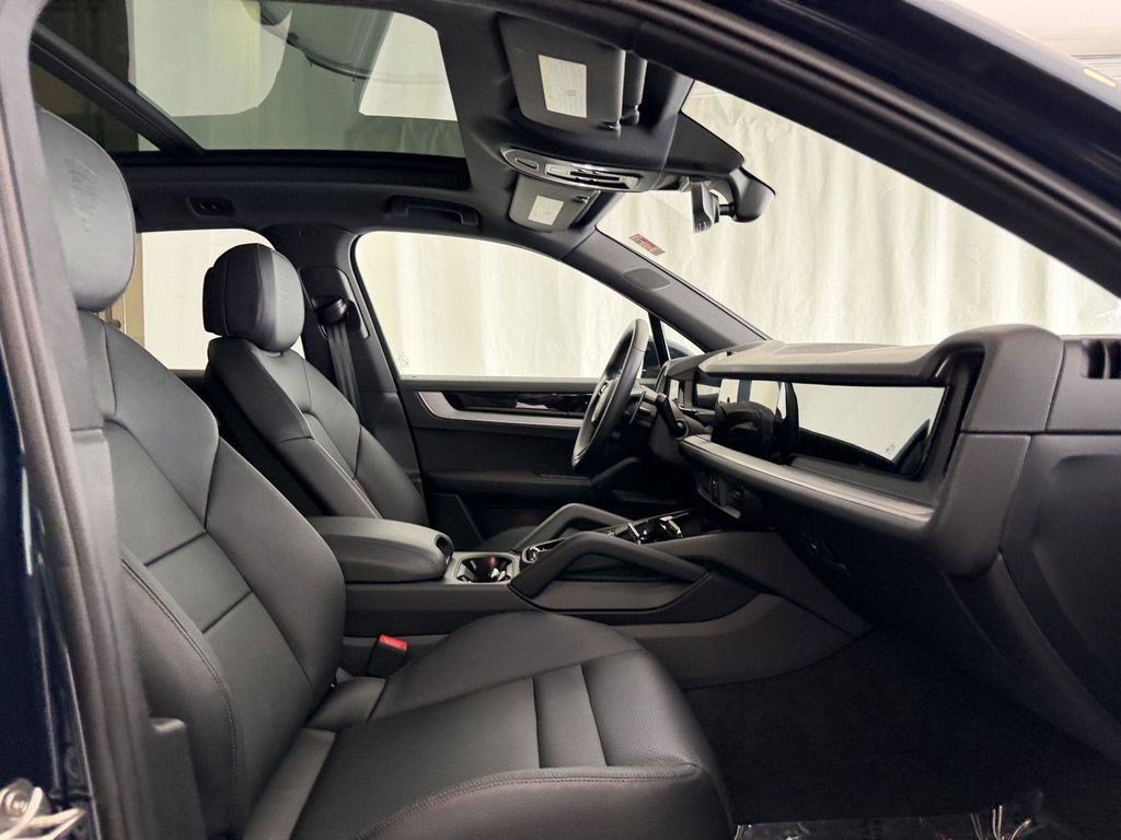 Used 2025 Porsche Cayenne S AWD/4WD image 16