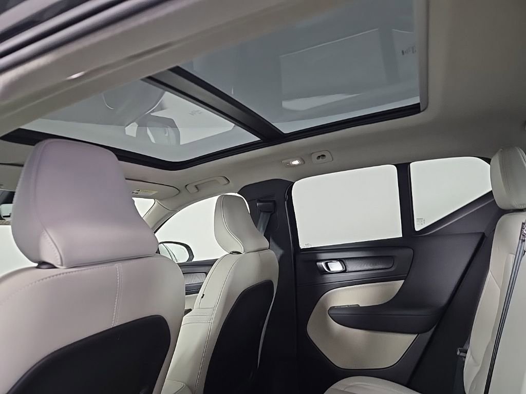 Certified 2024 Volvo XC40 B5 Plus w/ Climate Package image 13