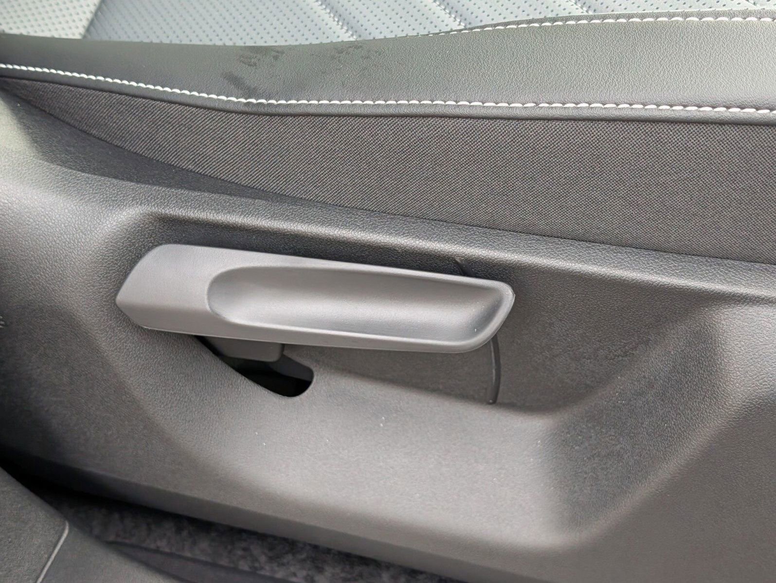 Used 2025 Volkswagen Tiguan SE AWD/4WD image 23