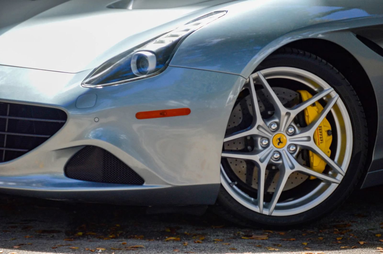 Used 2015 Ferrari California T RWD image 2