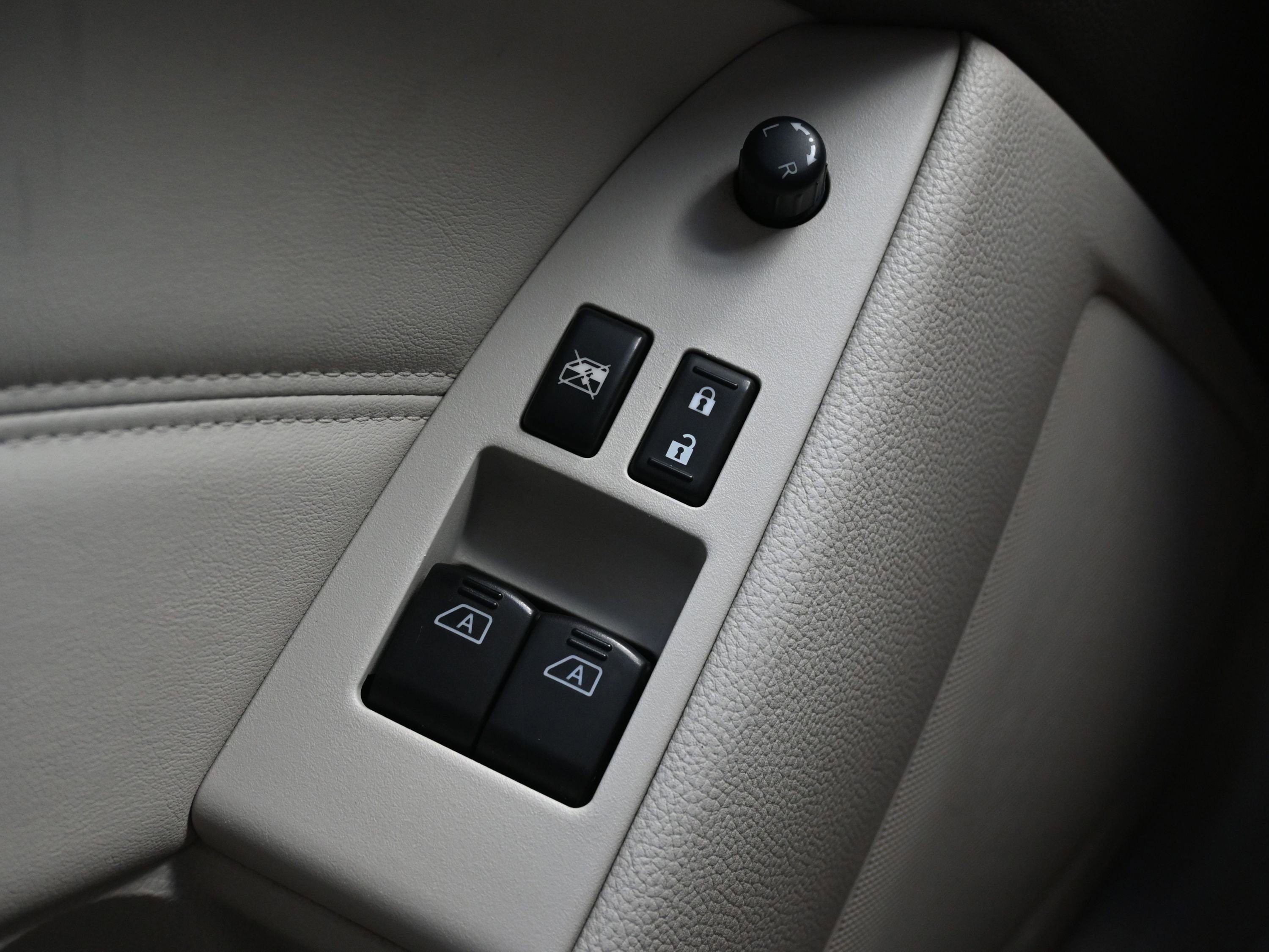 Used 2010 INFINITI G37 Journey w/ Premium Pkg image 26