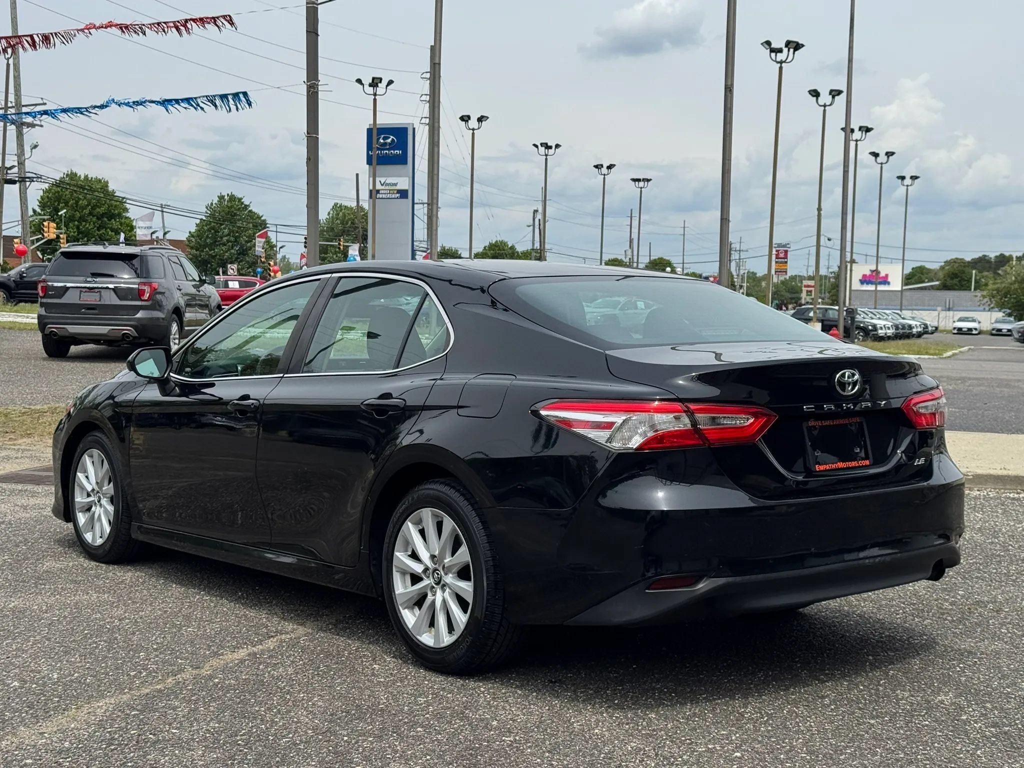 Used 2018 Toyota Camry LE FWD image 3
