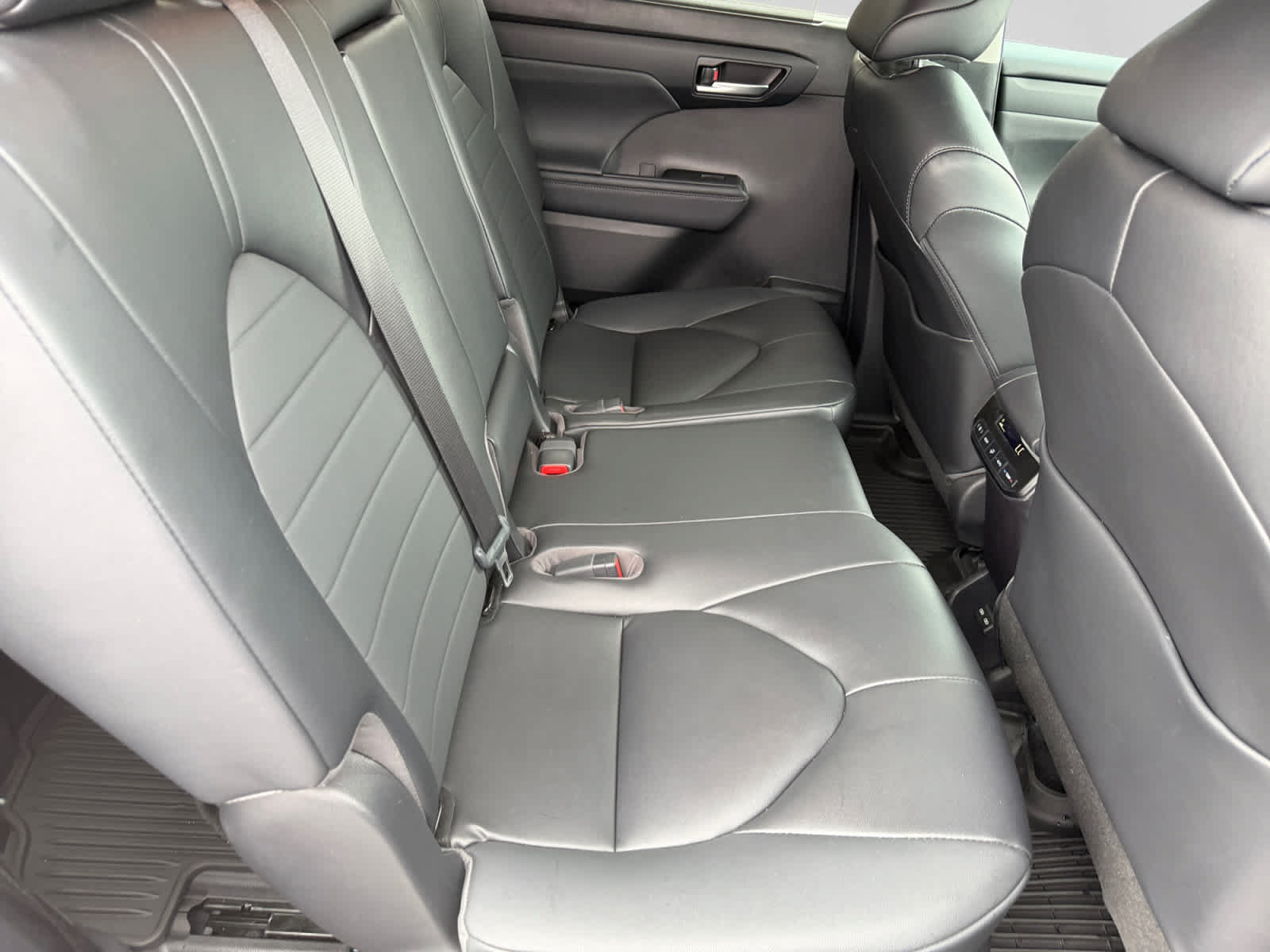 Used 2023 Toyota Highlander XLE FWD image 17