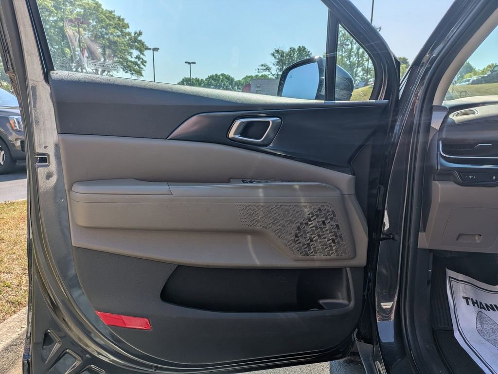 Used 2025 Kia Carnival FWD image 11