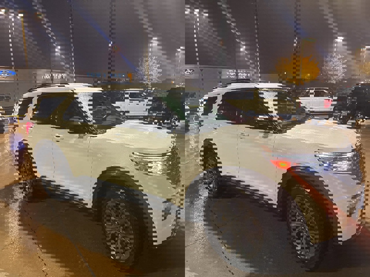 Used 2021 Ford Explorer XLT w/ Equipment Group 202A image 3