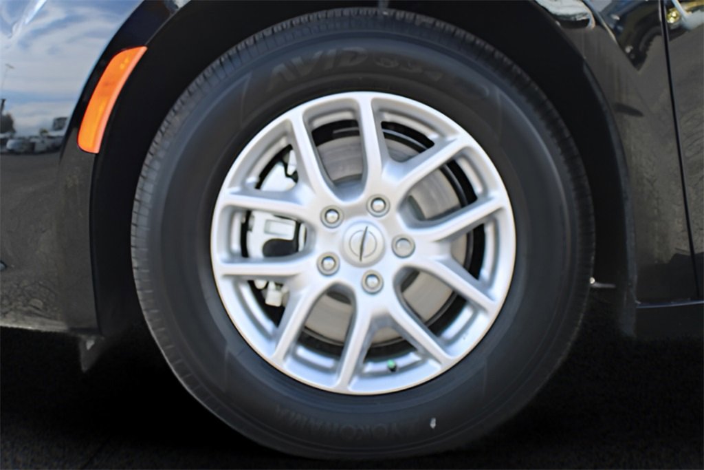 Used 2025 Chrysler Voyager LX image 9