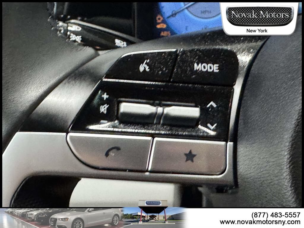 Used 2025 Hyundai Elantra Limited FWD image 13