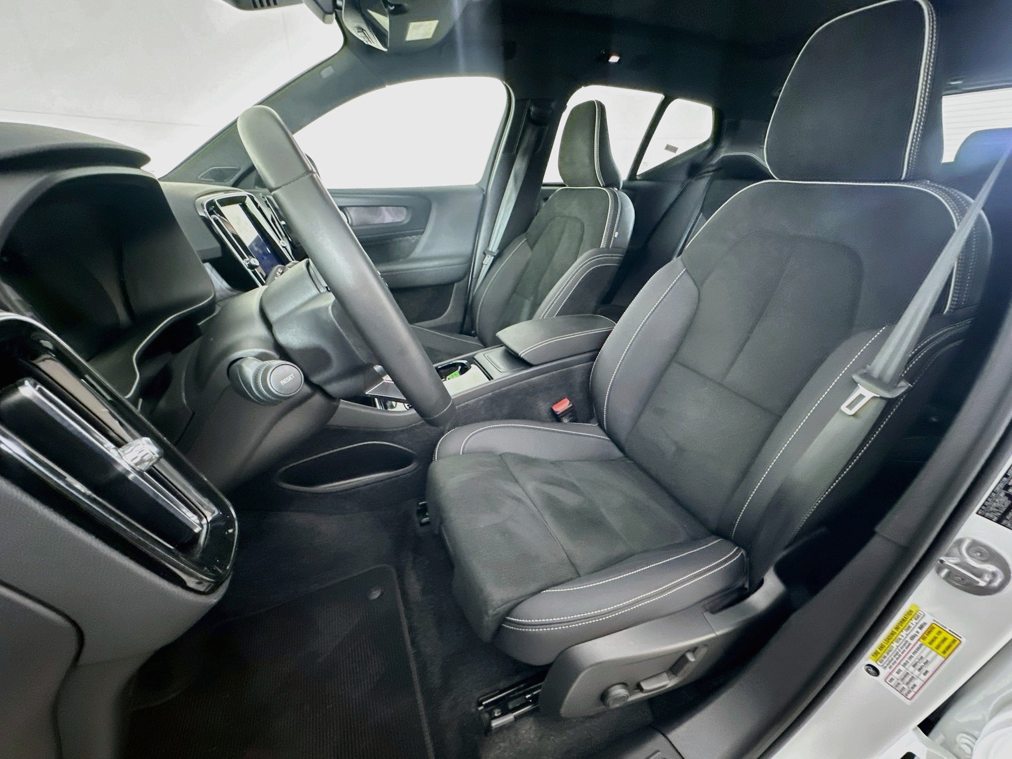 Used 2024 Volvo XC40 Recharge Plus w/ Protection Package Premier RWD image 13