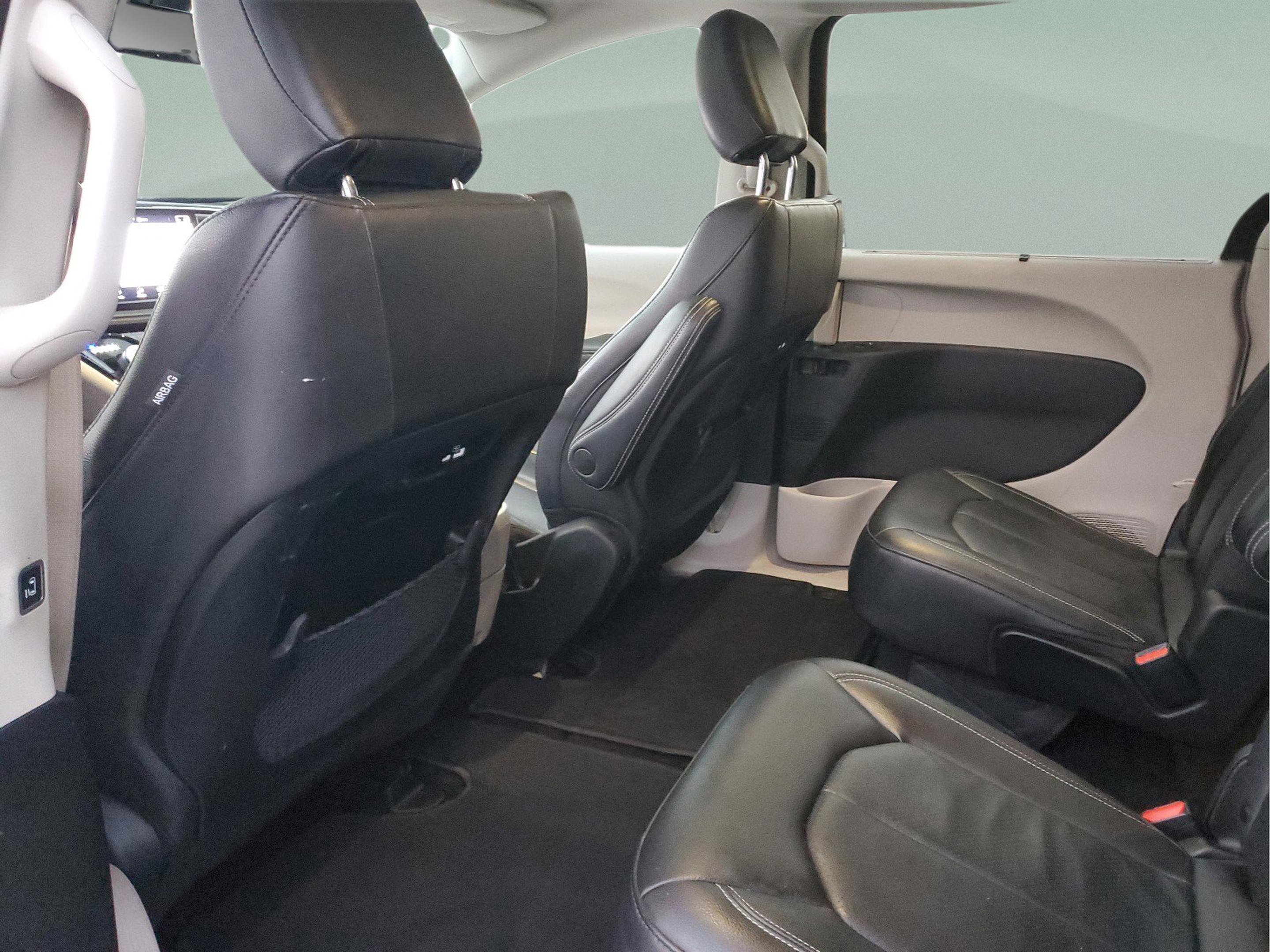 Used 2022 Chrysler Pacifica Touring-L FWD image 8