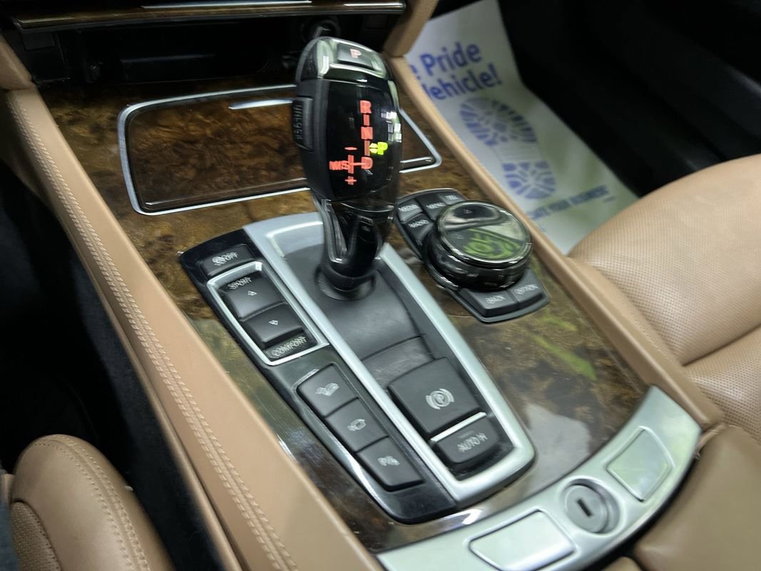 Used 2015 BMW 750Li xDrive AWD/4WD image 25
