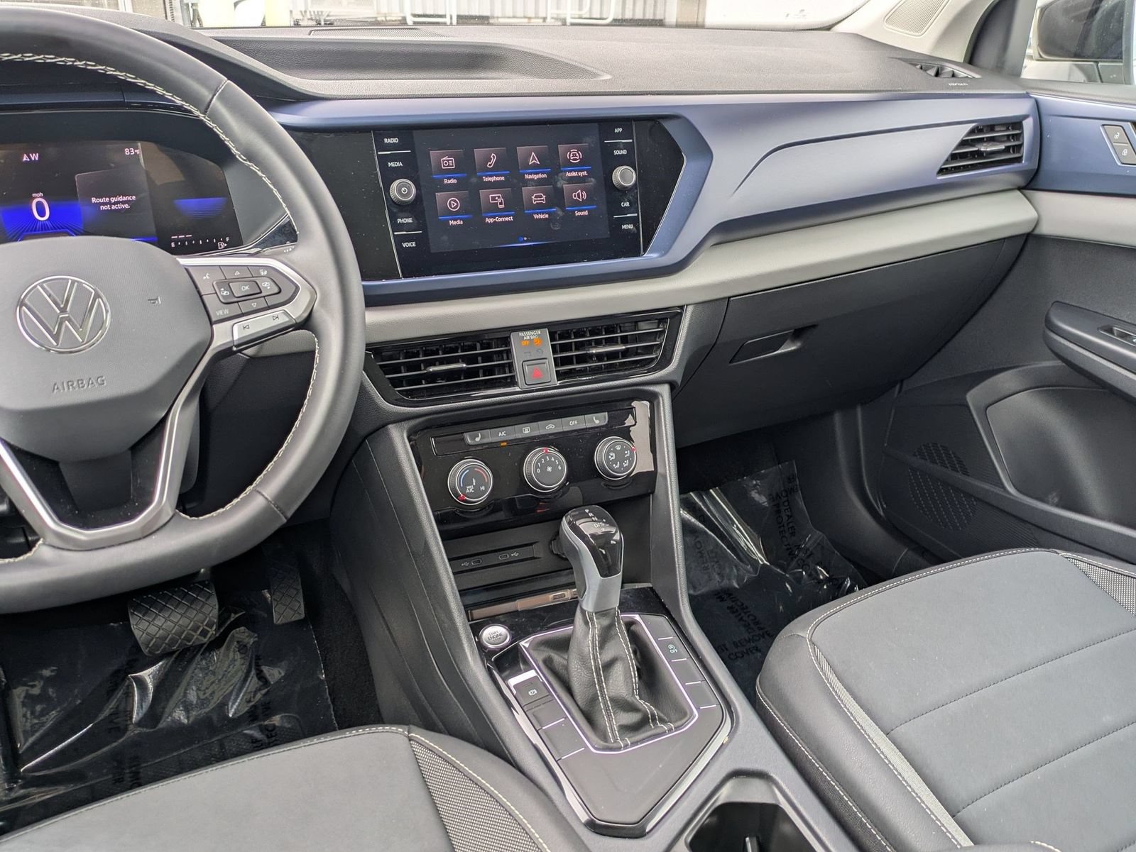 Used 2023 Volkswagen Taos SE w/ Panoramic Sunroof Package FWD image 9