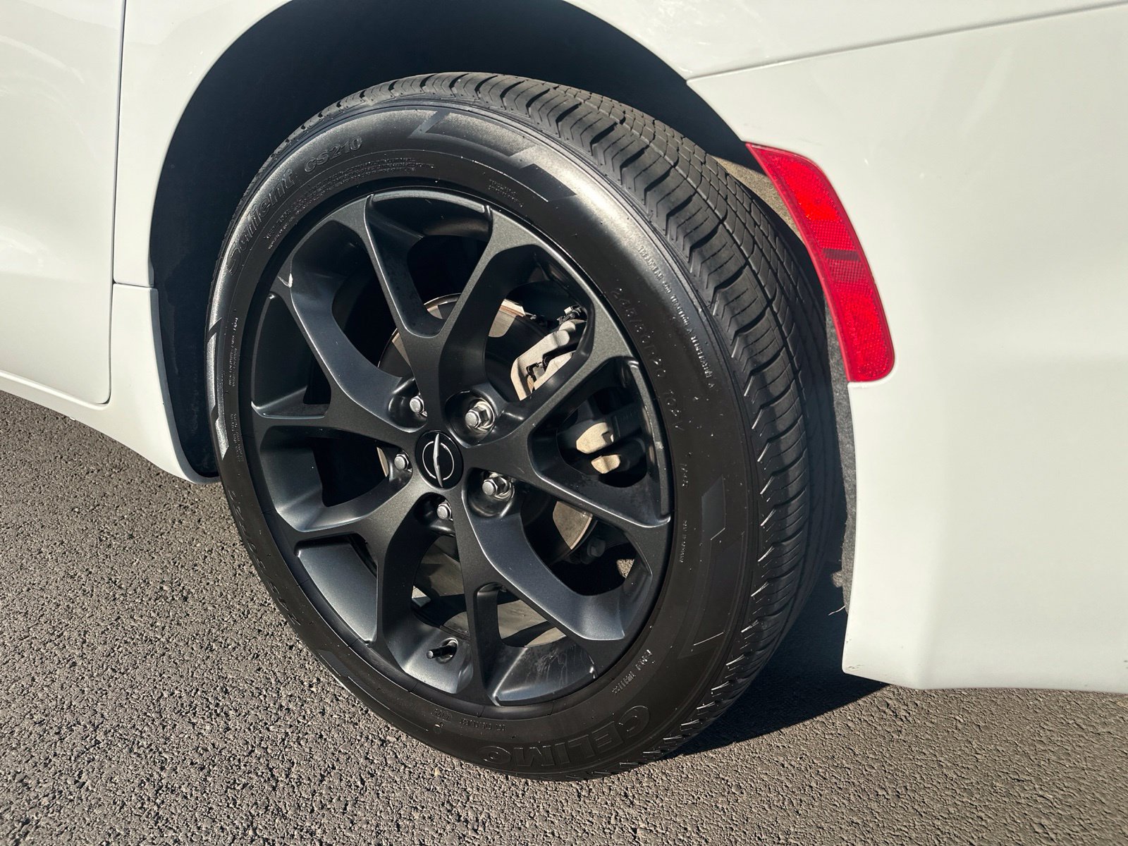 Used 2025 Chrysler Pacifica Limited FWD image 9