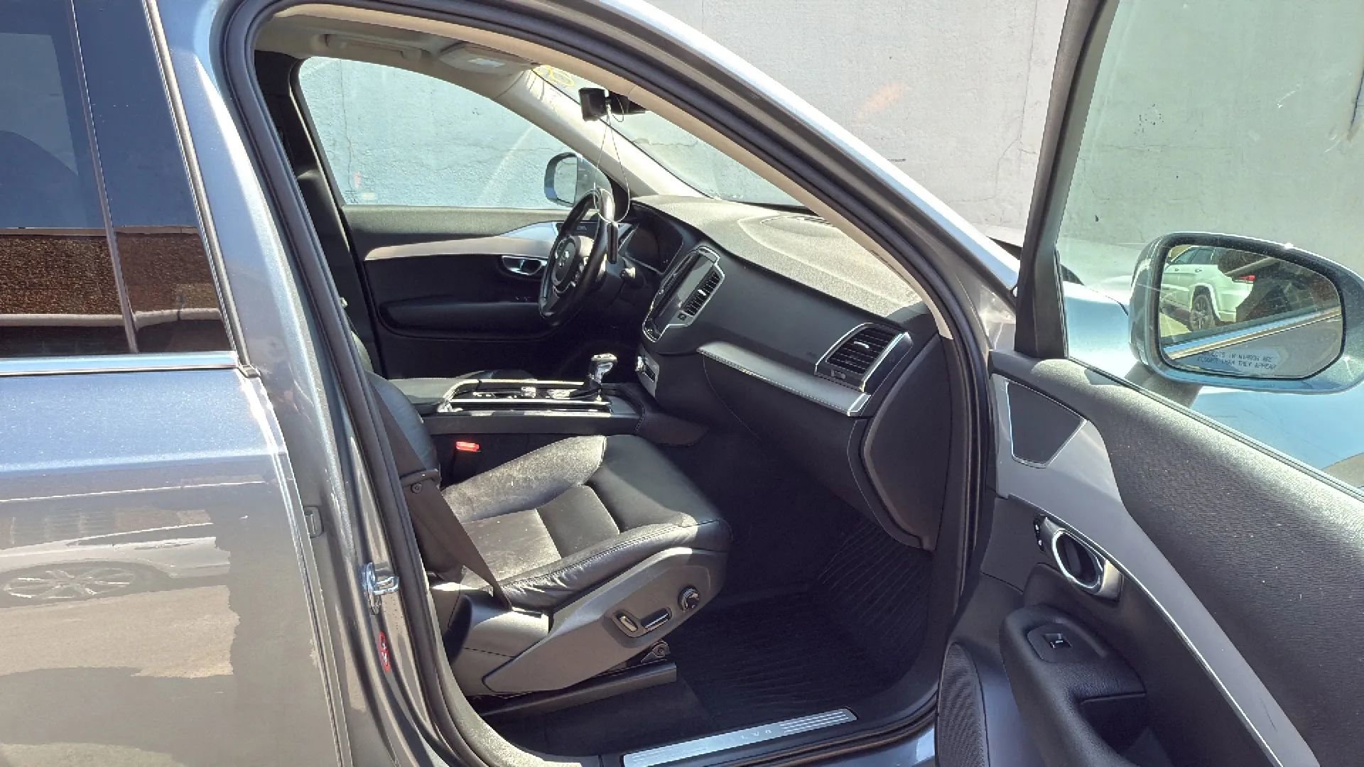 Used 2018 Volvo XC90 T5 Momentum w/ Convenience Package AWD/4WD image 24