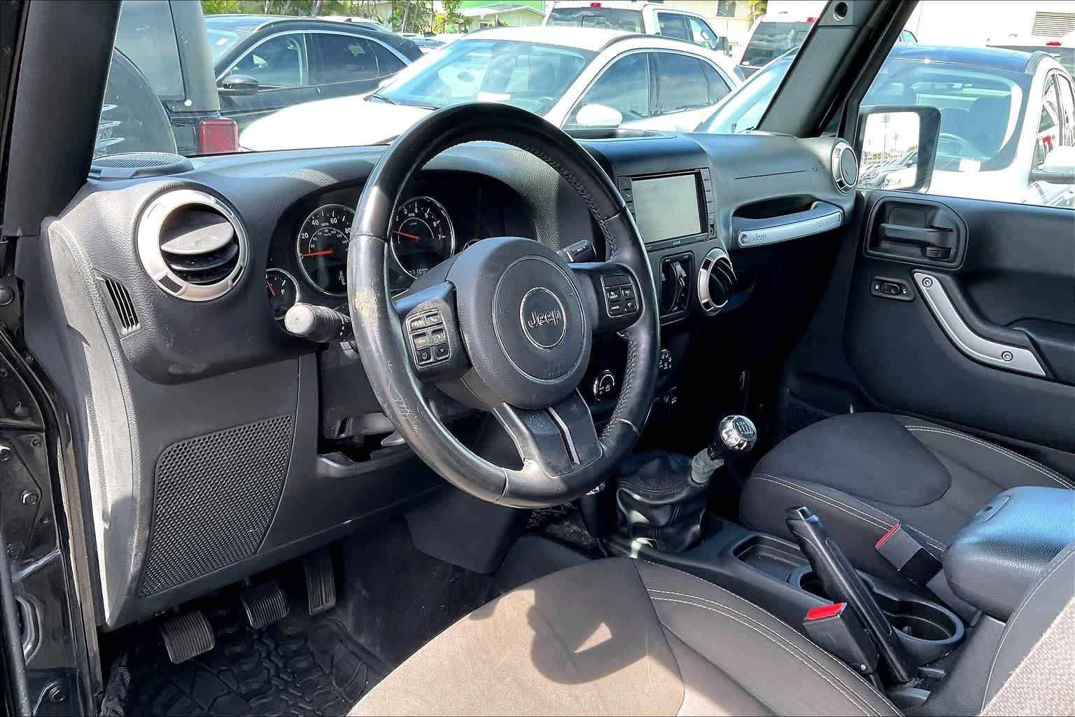 Used 2017 Jeep Wrangler Unlimited Sahara w/ Connectivity Group AWD/4WD image 2