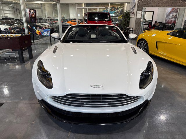 Used 2019 Aston Martin DB11 Volante image 2