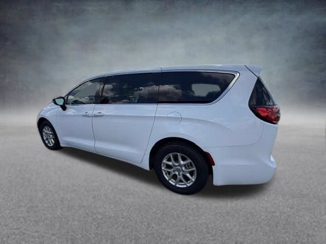 Used 2024 Chrysler Pacifica Touring-L FWD image 7