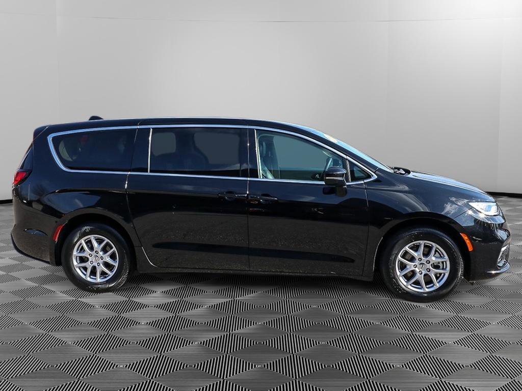Used 2024 Chrysler Pacifica Touring-L FWD image 8