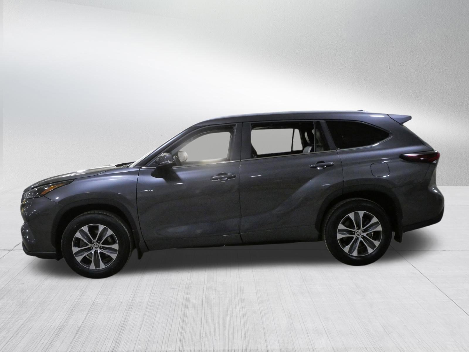 Used 2024 Toyota Highlander XLE image 5